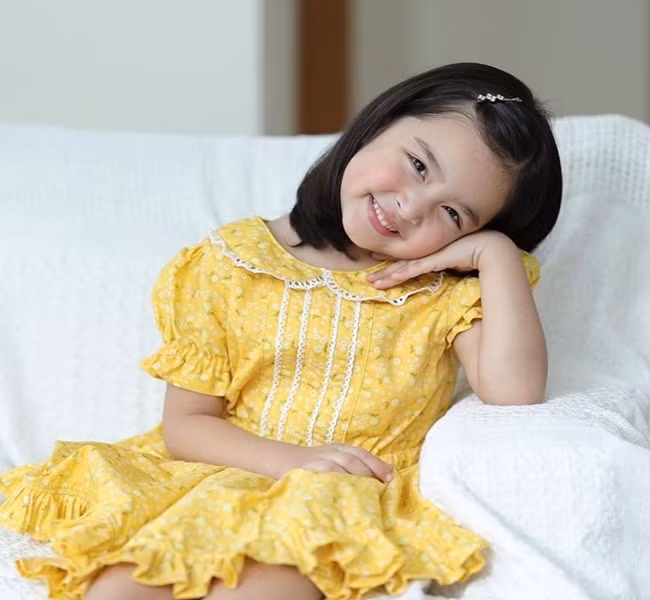  Ở tuổi lên 5, Zia hiện tại chính là một trong những người mẫu quảng cáo "đắt show" nhất của Philippines. Khán giả gọi cô bé là nữ hoàng quảng cáo nhí hot nhất showbiz. Năm 2016, Marian từng tuyên bố rằng số tiền thù lao của con gái còn cao hơn cả bố mẹ. Điều này chứng tỏ sức hút của Zia rất lớn.