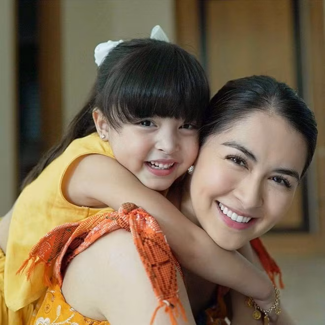  Các khán giả đều đồng tình rằng cô nhóc có rất nhiều nét giống mẹ. Đại mỹ nhân và tiểu mỹ nhân cùng đọ sắc tạo nên khung cảnh thần tiên.