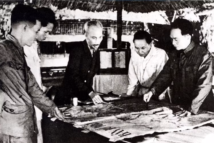 Đại tướng Võ Nguyên Giáp cùng Chủ tịch Hồ Chí Minh chụp năm 1954 trước khi bắt đầu chiến dịch Điện Biên Phủ.