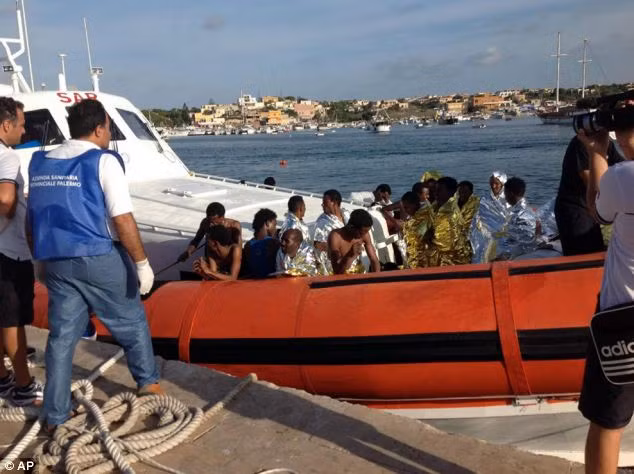 Toàn bộ hành khách trên tàu được cho là người Eritrea hoặc người Somali đến từ Misrata ở Libya đang tìm đường di cư đến Italy.