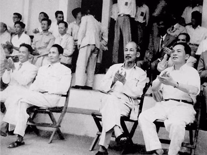 Đại tướng Võ Nguyên Giáp cùng Chủ tịch Hồ Chí Minh, Thủ tướng Phạm Văn Đồng dự Đại hội thể dục thể thao quân đội tại Câu lạc bộ Quân nhân Hà Nội (1959).
