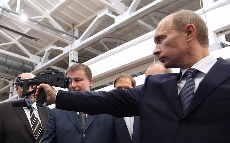 Tổng thống Putin ngắm bắn với khẩu súng ngắn bán tự động ở Cục Thiết kế Xây dựng năm 2009.