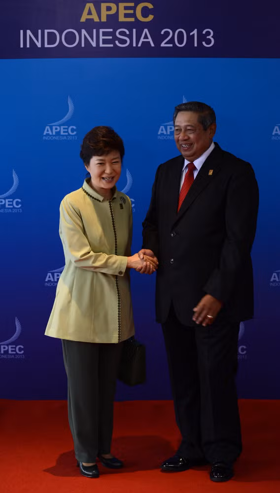 Nữ Tổng thống Hàn Quốc Park Geun-hye được Tổng thống Indonesia, Susilo Bambang Yudhoyono chào đón.