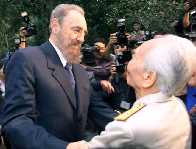 Cựu Chủ tịch Fidel Castro (trái) thăm Đại tướng Võ Nguyên Giáp tại nhà riêng của bác ở Hà Nội ngày 22/2/2003.