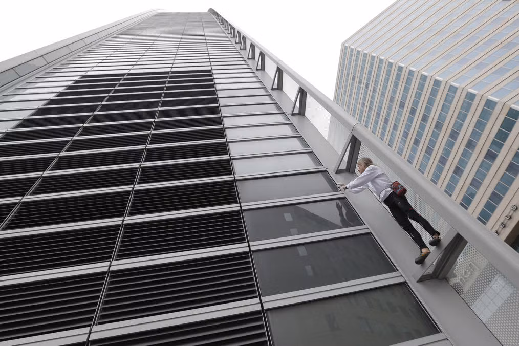 Anh chàng chinh phục tòa cao ốc GDF Suez cao 185 ở trung tâm thương mại La Defense ở Paris ngày 3/10/2013.