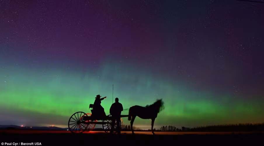 Bắc cực quang tuyệt đẹp có thể được quan sát tại nhiều vùng của Mỹ như Kansas và Maine, Canada hay vùng Donegal của Ireland sau khi các vết lóa mặt trời được sinh ra từ vụ bùng nổ năng lượng mặt trời chiếu thẳng tới trái đất hôm 1/10.