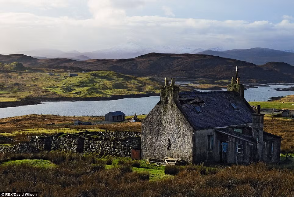 Cảnh tượng ở Outer Hebrides quả là ngoạn mục từ các vách đá gồ ghề, những bãi biển hoang vu cho tới đám sương mù ma quái.