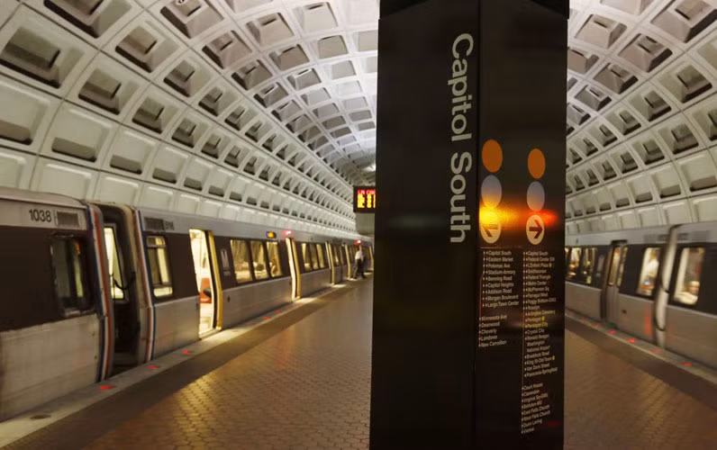 Sân ga tàu điện ngầm ở Washington vắng tanh, vắng ngắt..
