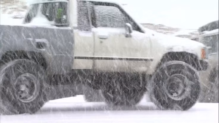 Khoảng 610 km đường Interstate 90 từ phía Tây của South Dakota tới vùng đông bắc Wyoming đã bị tê liệt.