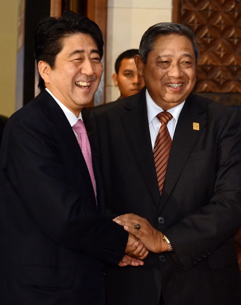 Tổng thống Indonesia, Susilo Bambang Yudhoyono vui mừng chào đón Thủ tướng Nhật Bản Shinzo Abe.