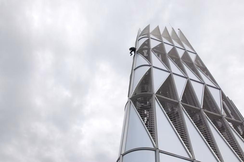 Người nhện Pháp sắp leo lên đnhr tòa cao ốc Thứ nhất ở quận buôn bán La Defense ở Paris ngày 10/5/2012.