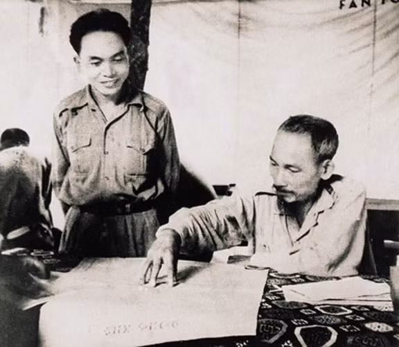 Chủ tịch Hồ Chí Minh và Tổng Tư lệnh Võ Nguyên Giáp trong chiến dịch biên giới năm 1950.