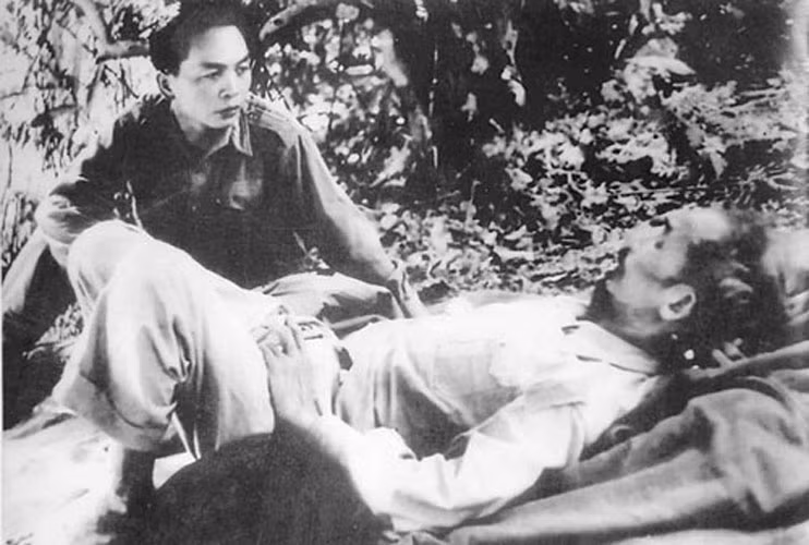 Năm 1950, trên đường đi chiến dịch biên giới, Đại tướng thăm Chủ tịch Hồ Chí Minh.