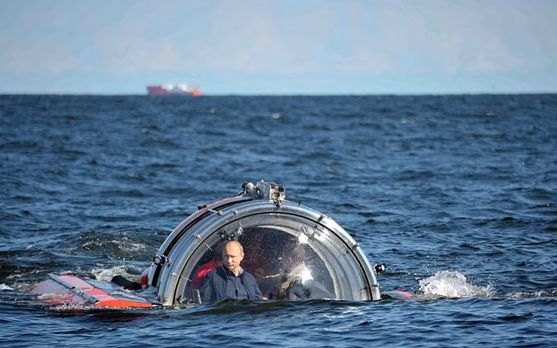 Chân dung “Con người hành động” Putin ngồi trong tàu lặn thăm dò biển sâu Explorer 5 trong chuyến khám phá tàu khu trục Oleg bị đắm dưới đáy biển năm 1869 gần đảo Gogland, Vịnh Phần Lan.