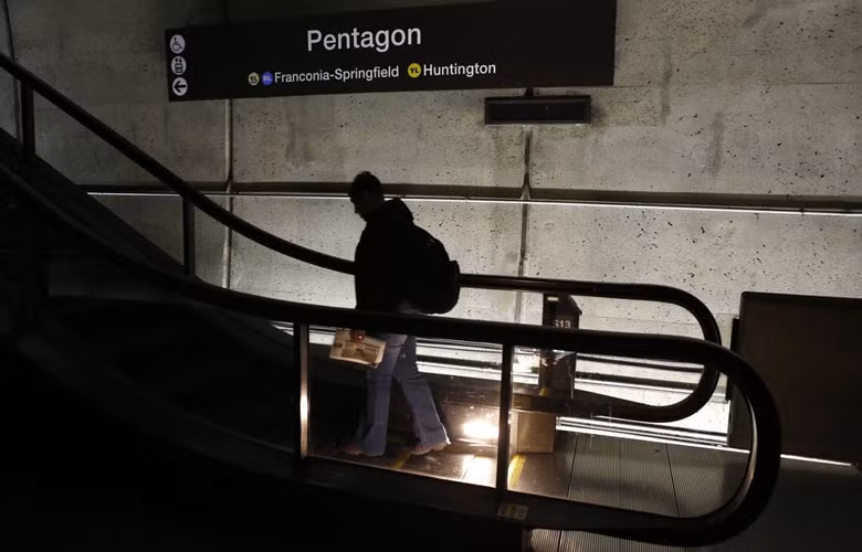 Nhà ga tàu điện ngầm ở Washington vắng lặng, không có khách vì hàng triệu nhân viên chính phủ Mỹ phải nghỉ việc.