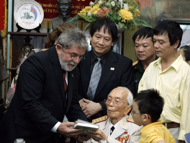 Đại tướng Võ Nguyên Giáp (phải) tặng sách cho cựu Tổng thống Brazil Luiz Inacio Lula De Silva (trái) trong cuộc gặp gỡ tại nhà riêng ở Hà Nội ngày 10/7/2008.
