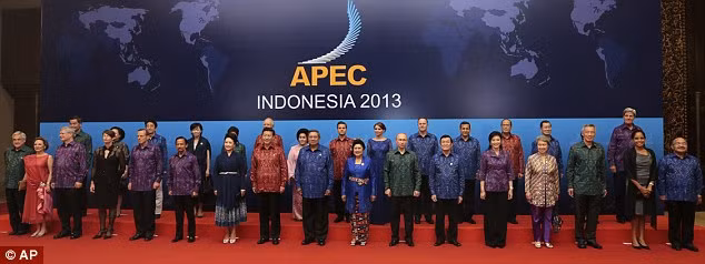 Các nhà lãnh đạo tham dự Diễn đàn APEC 21 tại đảo Bali, Indonesia chụp ảnh kỷ niệm. Chủ tịch Trương Tấn Sang đứng ở hàng đầu, vị trí thứ 6 từ phải sang, giữa nữ Thủ tướng Thái Lan Yingluck Shinawatra (thứ 5 từ phải sang) và Tổng thống Putin (thứ 7 từ phải sang).