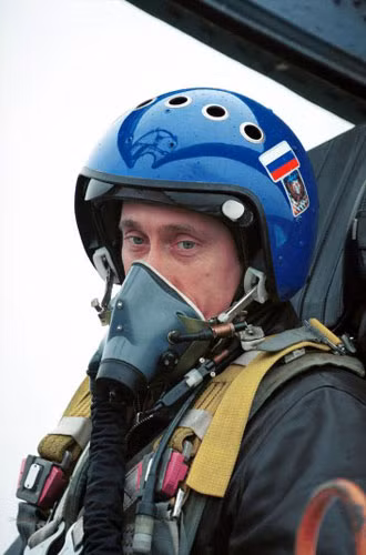 Chân dung “Con người hành động” Putin trong mũ bảo hiểm xanh và mặt nạ dưỡng khí ngồi bên trong chiến đấu cơ Su-27 trong chuyến hành trình vào khu vực chiến tranh ở Chechnya, ở Grozny ngày 20/3/2000.