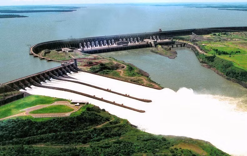  2. Đập Itaipu – Biên giới Brazil và Paraguay: Dù con đập có công suất 14.000 MW - thấp hơn đập Tam Hiệp của Trung Quốc nhưng có sản lượng hàng năm cao hơn khi đạt năng suất trung bình từ 91 - 95 TWh điện năng (so với 80 TWh điện năng của Đập Tam Hiệp).