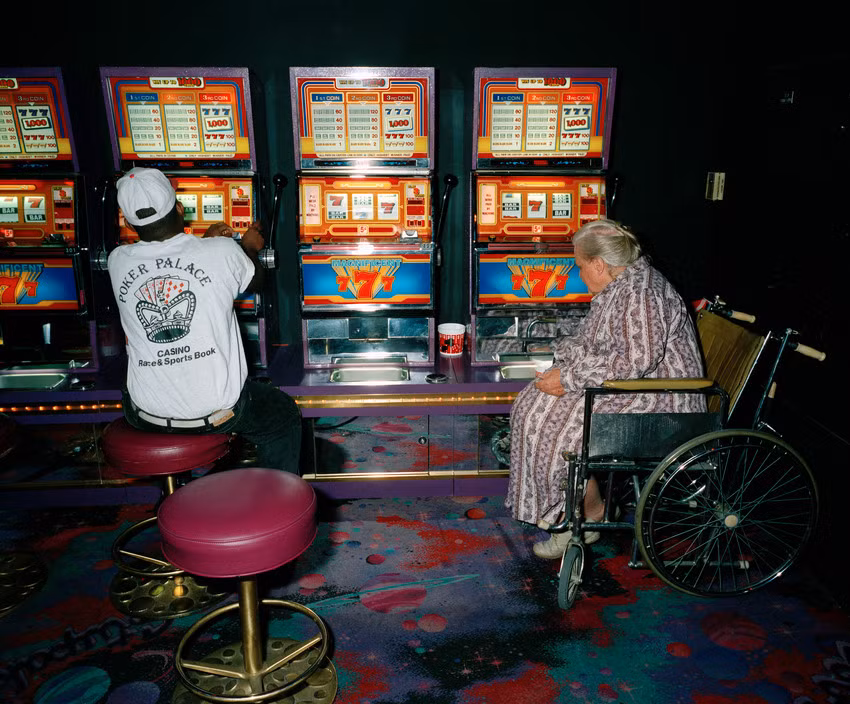 Một cụ bà ngồi xe lăn tìm kiếm vận may ở thiên đường cờ bạc Las Vegas. Ảnh: Carl De Keyzer/ Magnum Photos.