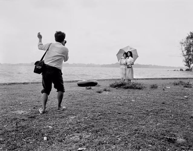 Hai cô gái chụp ảnh lưu niệm tại Nha Trang, 1992. Ảnh: Raymond Depardon/ Magnum Photos.