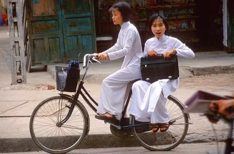 Nữ sinh áo dài ở Đà Nẵng, cuối thập niên 1990. Ảnh: Manfred Leiter/ Ttropicalisland.de.