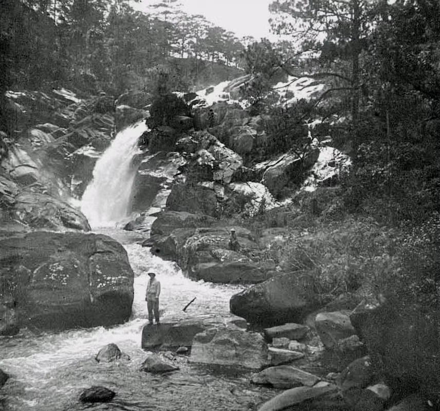 Thác Cam Ly, một thắng cảnh nằm gần trung tâm thành phố Đà Lạt, thập niên 1920. Ngày nay sự lấn chiếm của cư dân và tình trạng ô nhiễm nước đã khiến thác nước này không còn được thơ mộng như xưa.