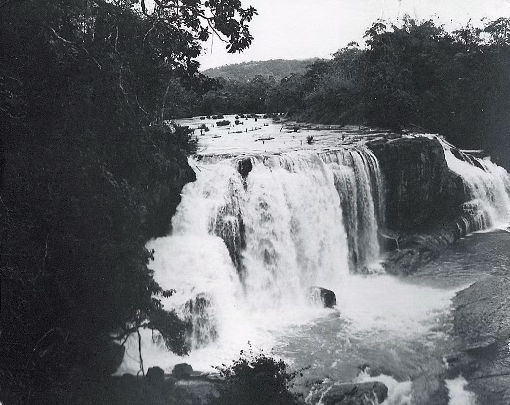 Thác Gougah còn có tên gọi là thác Ổ Gà, nằm ở huyện Đức Trọng, sát quốc lộ 20, cách Đà Lạt khoảng 37km.