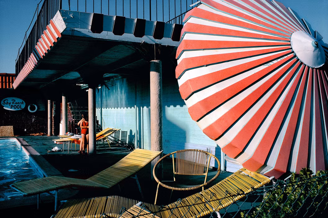 Bên hồ bơi của một khách sạn. Ảnh: Harry Gruyaert/ Magnum Photos.
