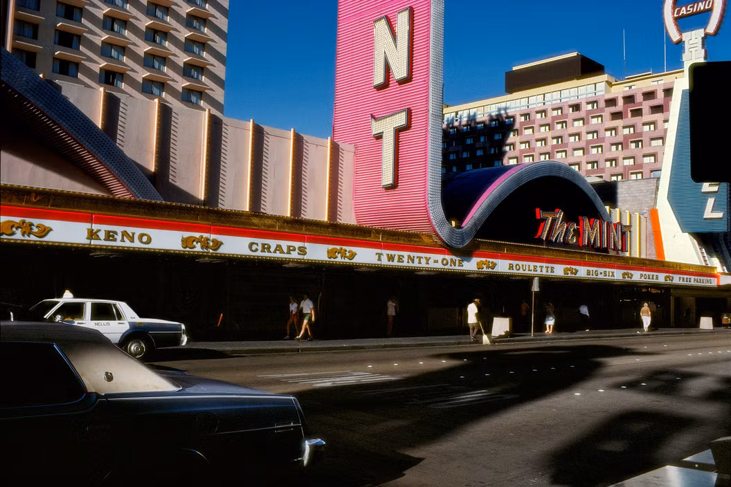 Sòng bạc The Mint, một sòng bạc lớn của thiên đường cờ bạc Las Vegas. Ảnh: Harry Gruyaert/ Magnum Photos.