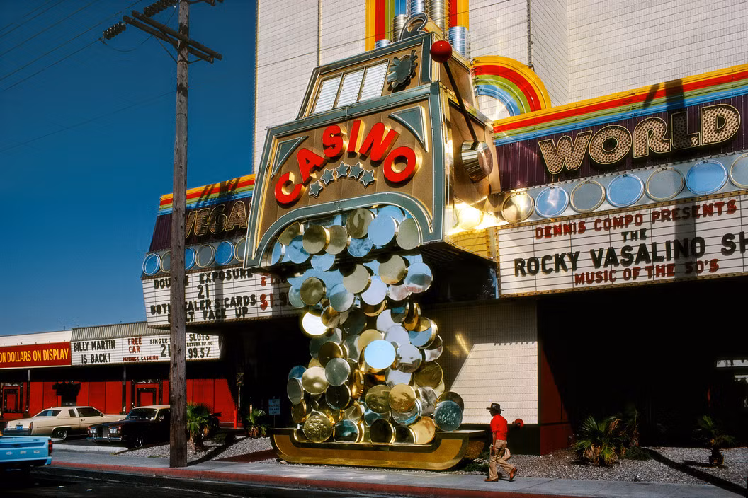 Lối vào trang hoàng khá bắt mắt của một sòng bạc Las Vegas. Ảnh: Harry Gruyaert/ Magnum Photos.
