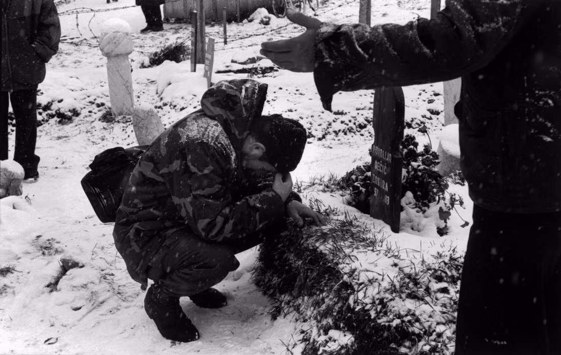 Một binh sĩ người Bosnia khóc bên mộ vợ mình tại nghĩa trang Hồi giáo ở Sarajevo. Vợ anh đã bị thiệt mạng do bom rơi đạn lạc trong cuộc chiến. Ảnh: A. Abbas/ magnum Photos.