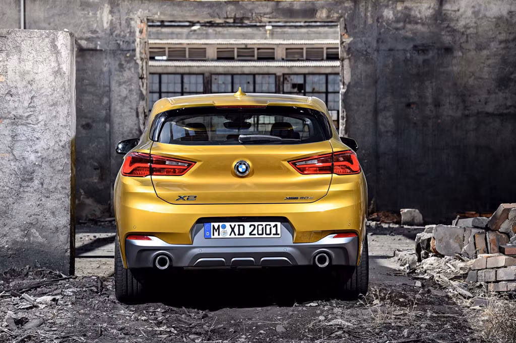 BMW cũng trang bị cho X2 các tính năng an toàn như hỗ trợ đèn pha, phanh trong thành phố, kiểm soát hành trình thích ứng và hỗ trợ lúc tắc đường.