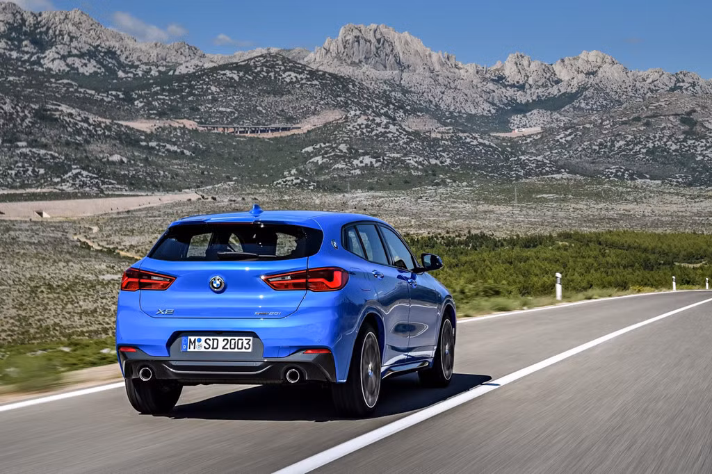 BMW X2 chẳng khác nào phiên bản thể thao của đàn anh X1.Với sự xuất hiện của X2, dòng xe thể thao đa dụng của hãng BMW ngày càng trở nên phong phú hơn, đáp ứng nhu cầu của nhiều tập khách hàng.