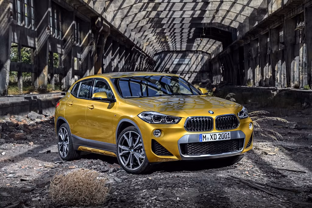 BMW X2 mới sẽ được ra mắt với ba phiên bản khác nhau là sDrive20i, xDrive20d và xDrive25d. Đến năm 2018, BMW X2 sẽ được bổ sung thêm bản sDrive18i mới với động cơ 3 xy-lanh.