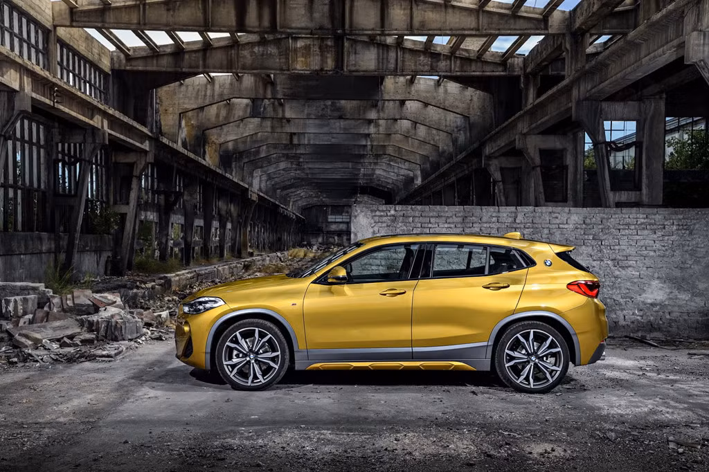 Gói M Sport X là sự kết hợp giữa những nét thiết kế của bộ phận BMW M và dòng X-Series. Được phát triển dựa trên gói phụ kiện ngoại thất M Sport thông thường, M Sport X bao gồm các chi tiết bổ sungnhư một phần cản va trước, sau màu xám Frozen Grey, nẹp hốc bánh sơn giống màu thân xe, cánh lướt gió bên sườn và bộ khuếch tán sau.