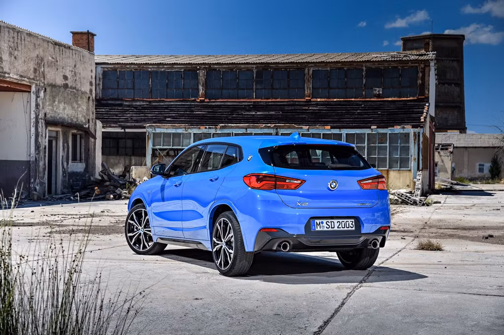  Xe BMW X2 được xây dựng dựa trên X1 nhưng ngắn và thấp hơn, trông giống với một chiếc hatchback lai với một chiếc crossover truyền thống.