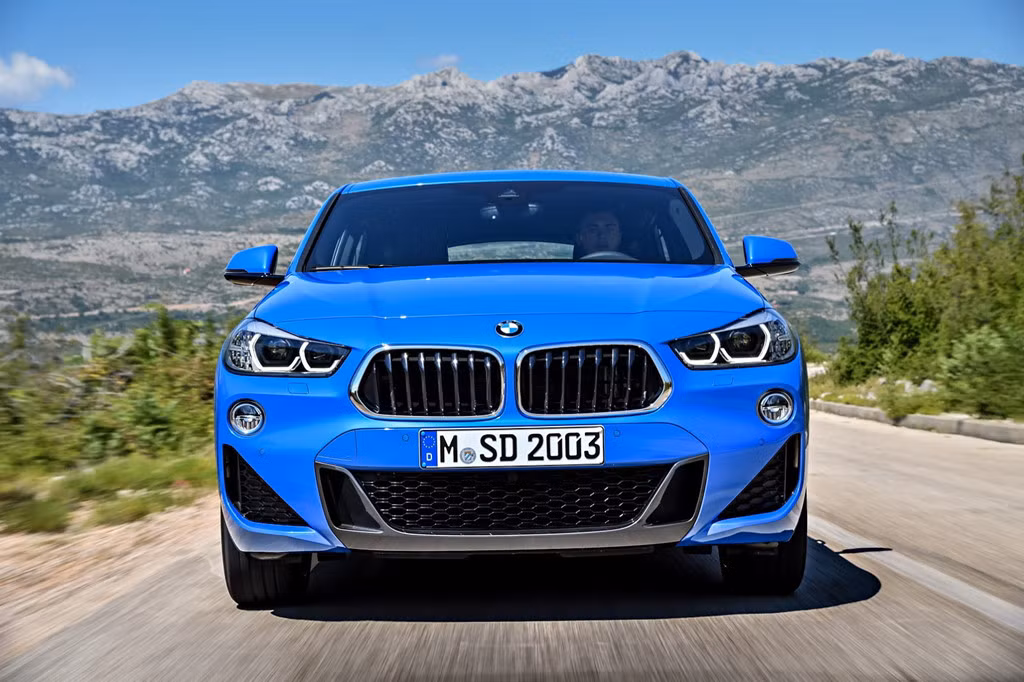 Điểm nhấn của BMW X2 nằm ở lưới tản nhiệt hình quả thận (phần dưới của lưới tản nhiệt rộng hơn phần trên)và gói phụ kiện M Sport X mới.