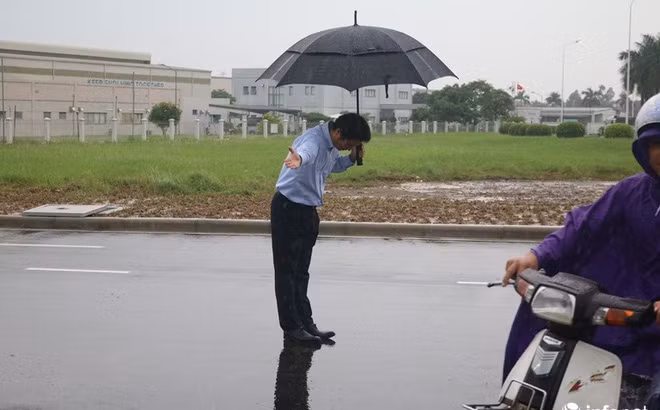 Trong kinh doanh, người Nhật cũng thực hiện nghi thức cúi chào Eshaku, có thể kèm theo câu nói “irasshaimase” (kính chào quý khách) để bày tỏ sự cảm tạ với khách hàng đã đến với mình. Ảnh: Soha.