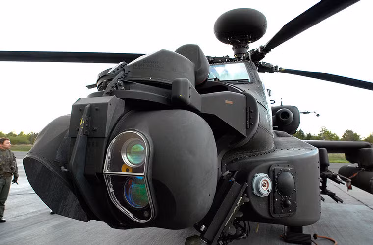 Trực thăng chiến đấu hàng khủng Boeing AH-64 Apache được trang bị hệ thống quan sát tạo ảnh nhiệt.