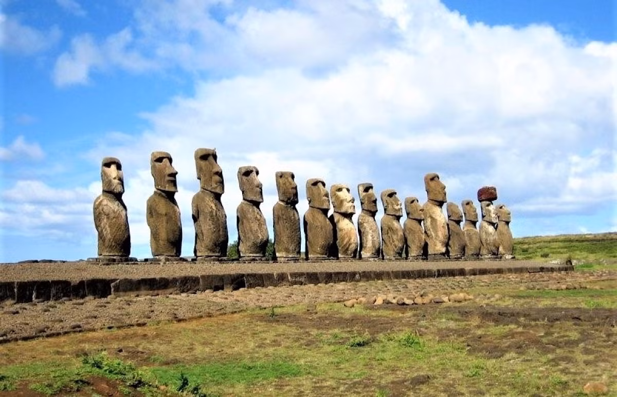 Tượng Moai (đảo Ester): tượng người được người Rapa Nui chạm khắc từ đá từ nguyên khối vào những năm 1250-1500. Hầu hết tất cả các tượng Moai đều có đầu rất lớn, bằng 3/8 kích thước của toàn bộ bức tượng. Bức tượng Moai to nhất nặng 75 tấn nhưng người Rapa Nui đã có thể di chuyển những bức tượng này quanh đảo. Vẫn chưa rõ họ làm việc đó bằng cách nào.