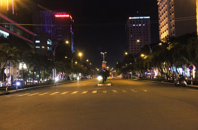 Đội tuyển bóng đá U19 Việt Nam đã "biến" Sài Gòn có một tối cuối tuần khác lạ chưa từng thấy! Hầu hết các tuyến đường ở trung tâm thành phố vốn luôn tấp nập phương tiện qua lại, nhất là tối cuối tuần, thì giờ vắng ngắt. Ảnh chụp đường Hàm Nghi (từ chợ Bến Thành đến bến Bạch Đằng).