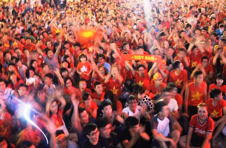Sân trong khuôn viên Nhà văn hóa Thanh Niên TP HCM với sức chứa hàng nghìn người đã không còn một chỗ trống.