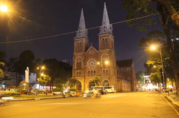 Mọi ngày, khu vực nhà thờ Đức Bà có hàng trăm giới trẻ đến vui chơi, hóng mát. Tuy nhiên các cầu thủ U19 Việt Nam đã "cuốn" tất cả vào màn hình ti vi để theo dõi bước chân của họ.