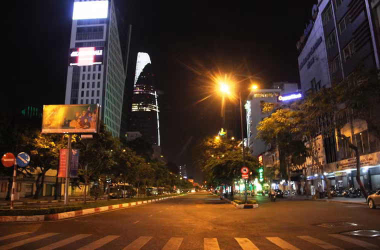 Đại lộ Nguyễn Huệ cũng không một bóng người.