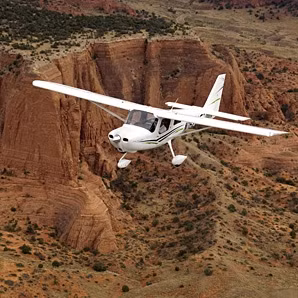 Cessna 162 SkyCatcher là loại máy bay nhỏ một động cơ, hai chỗ ngồi, thường được dùng cho mục đích huấn luyện bay và phục vụ nhu cầu giải trí, có giá 149.900 USD.