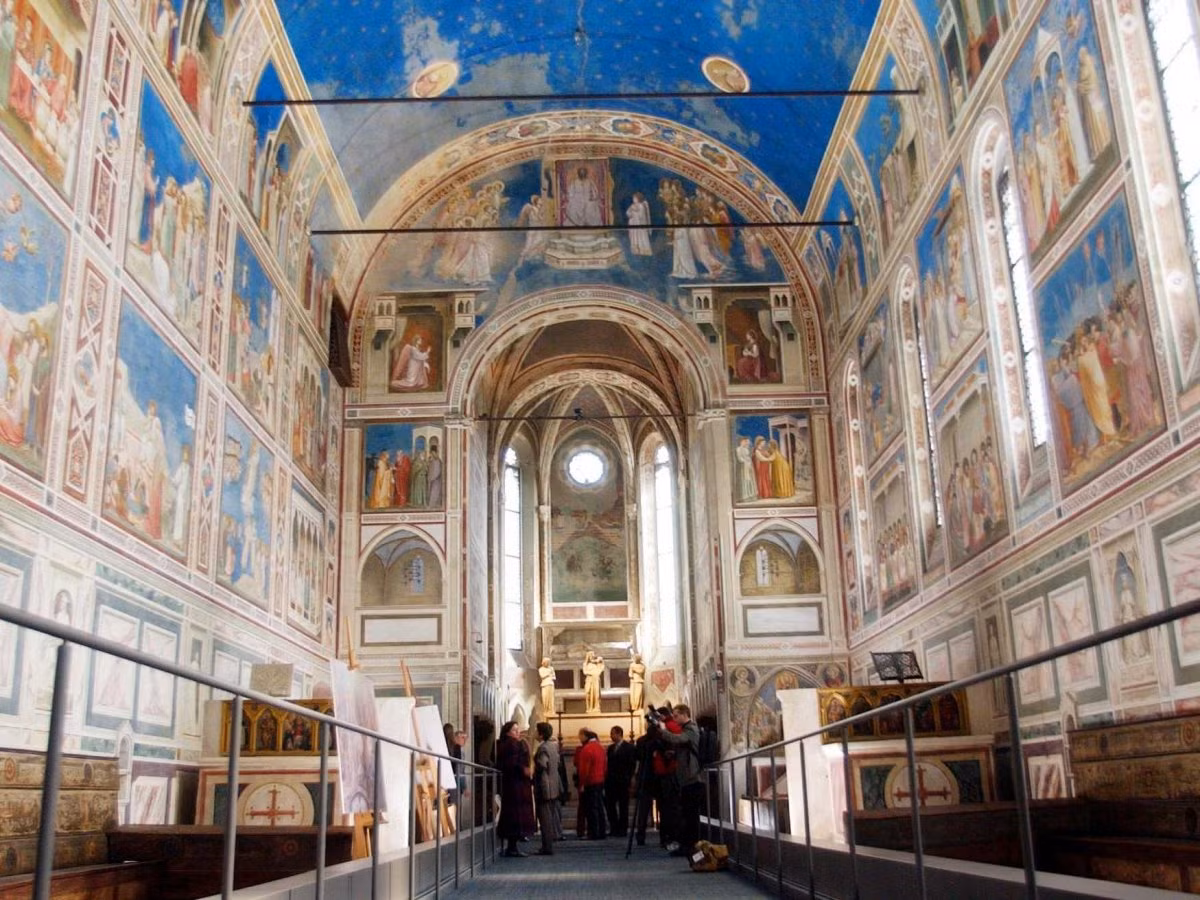 Đi lên phía bắc của Italy, chúng ta tới nhà thờ Scrovegni Padua. Nơi đây không chỉ phục vụ tôn giáo mà còn là cả công trình nghệ thuật. Đến với Scrovegni Padua ta được ngắm những bức bích họa của họa sĩ Giotto di Bondone - một họa sĩ thời kì phục hưng.