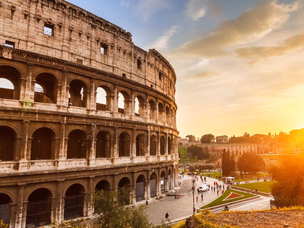 Đấu trường Colosseum đã từng là lò đào tạo ra những đấu sĩ trung cổ lừng danh. Nhưng nó cũng là nơi mà đã không ít người phải mất mạng. Là nơi tiêu khiển cho các vua chúa cũng như các chức sắc của đế chế La Mã, Colosseum hiện nay còn giữ lại được khá nguyên vẹn kiến trúc, chỉ có chút ít đổ vỡ do chiến tranh thế giới.