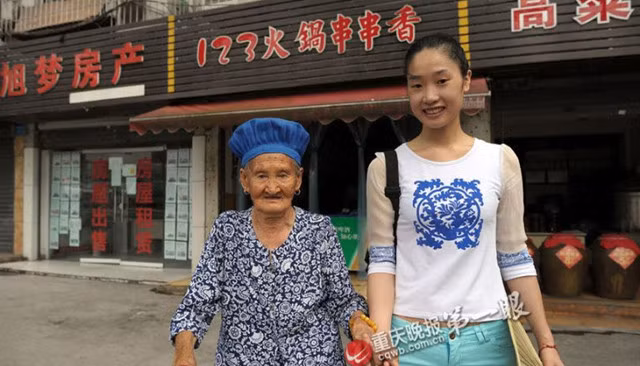 Bằng lòng tốt, tình thương người của mình, cô gái trẻ sinh năm 1990, tên Huang Lihua ở Trùng Khánh, Trung Quốc đã tình nguyện chăm sóc bà cụ neo đơn Wan Zongsiu năm nay đã 88 tuổi. Huang thậm chí còn coi cụ là bà ngoại ruột của mình. Bằng lòng tốt, tình thương người của mình, cô gái trẻ sinh năm 1990, tên Huang Lihua ở Trùng Khánh, Trung Quốc đã tình nguyện chăm sóc bà cụ neo đơn Wan Zongsiu năm nay đã 88 tuổi. Huang thậm chí còn coi cụ là bà ngoại ruột của mình.