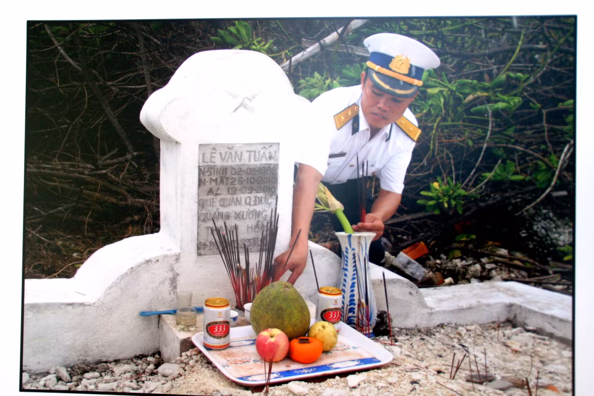 Dang huong tuong niem liet si tai Truong Sa-Hinh-4